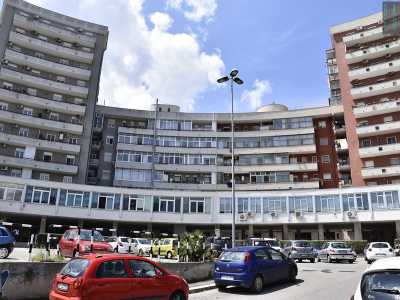 Il mercato sorge di fronte a un complesso di palazzi che formano un armonioso semicerchio: sembra quasi che la struttura abbandonata sia il palco di un immaginario anfiteatro. Il condominio in questione � uno dei tanti casi di architettura non banale prestata alle abitazioni dei baresi